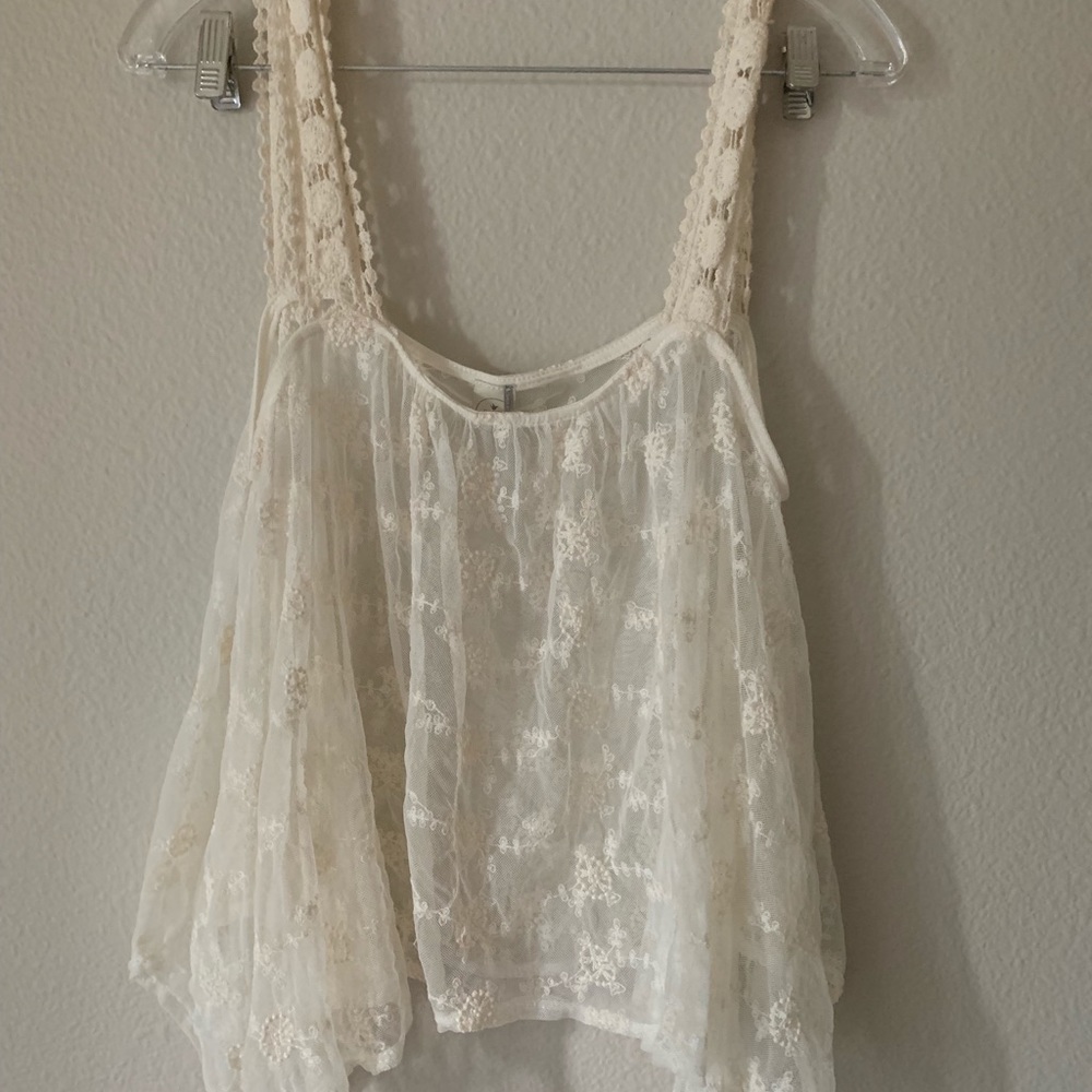 White flowy over blouse